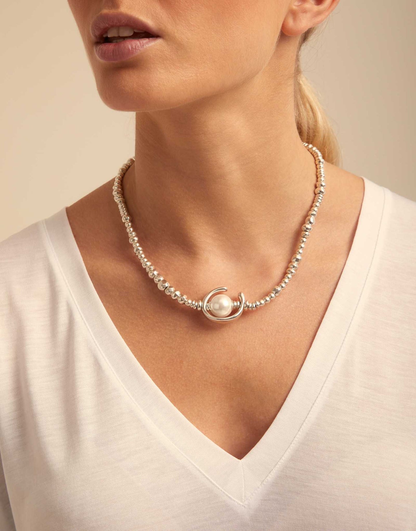 UNOde50 Short beaded necklace with a pearl