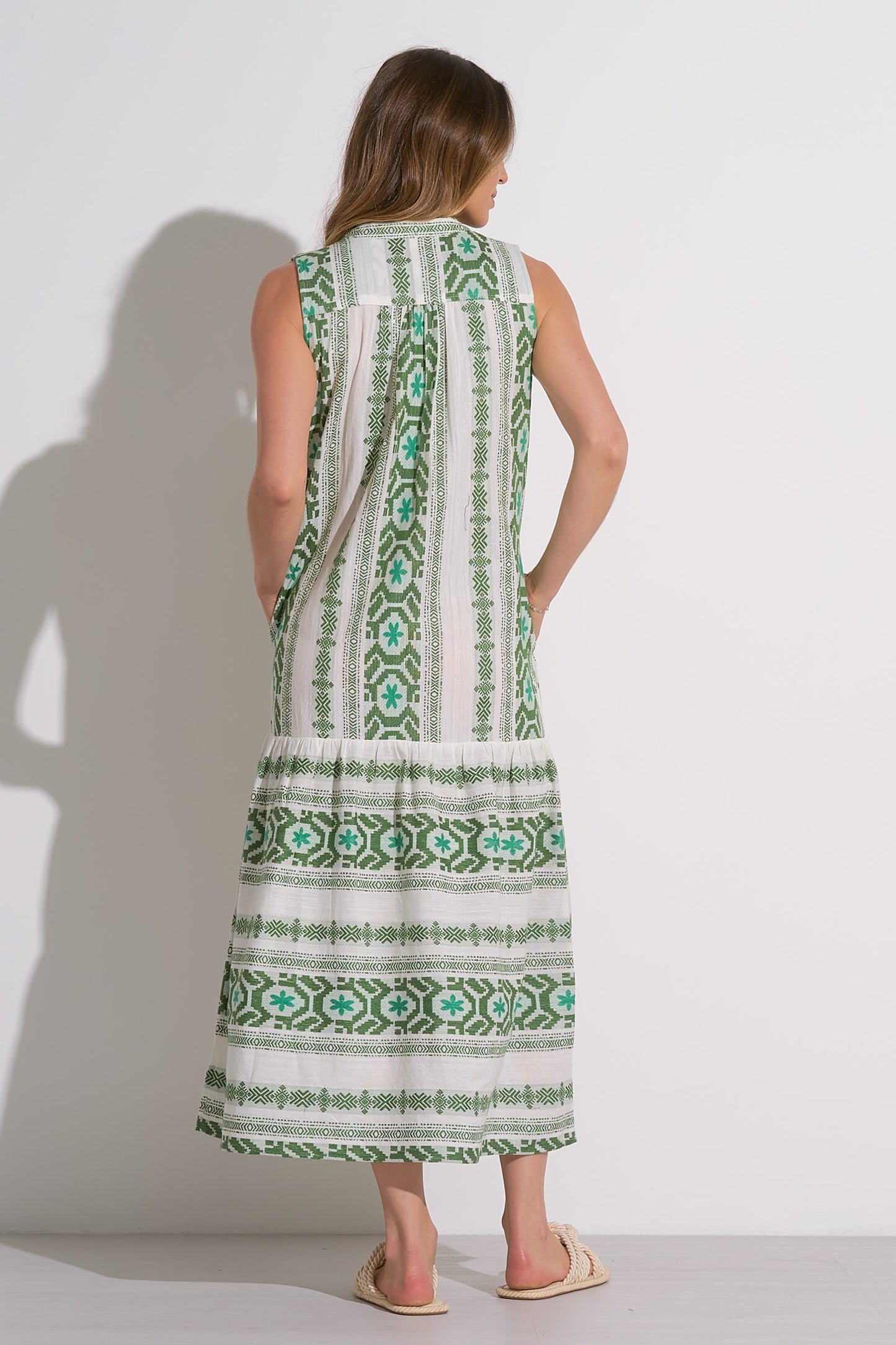 SLEEVELESS V-NECK MAXI DRESS
